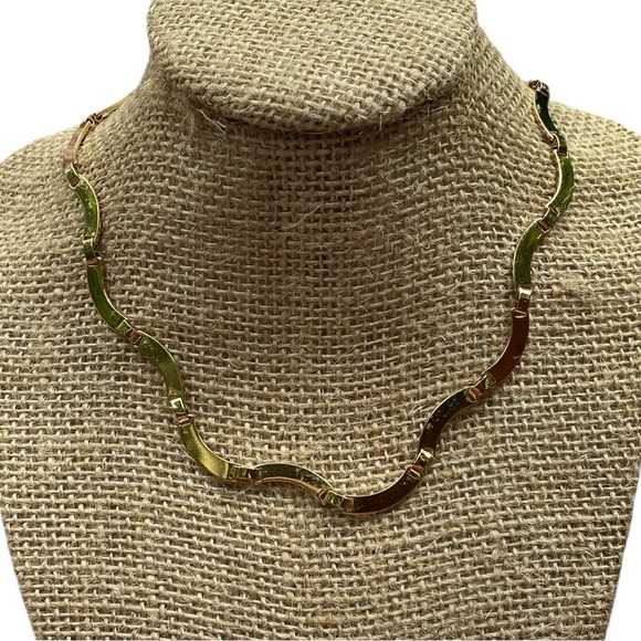 Scalloped Vintage Choker Style Necklace 16”Length in Gold (Tone) - Picture 2 of 6